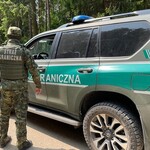 Migranci nie odpuszczają. Zaatakowali polskie patrole kamieniami
