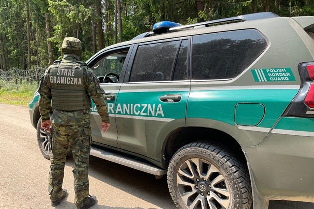 Migranci nie odpuszczają. Zaatakowali polskie patrole kamieniami