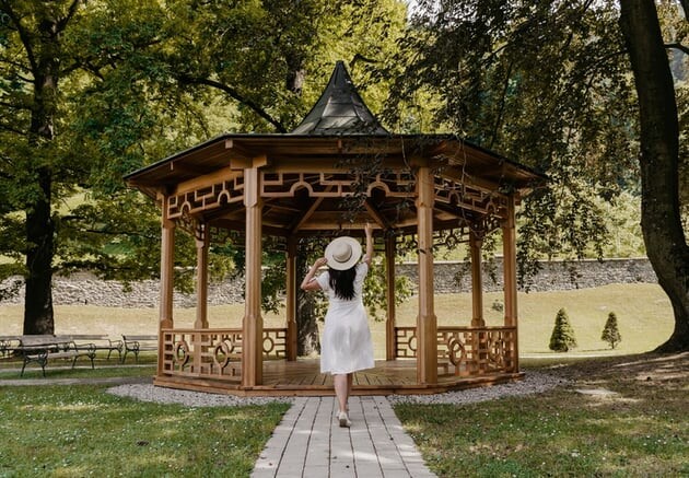 Ile kosztuje budowa altany ogrodowej?
