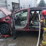 Zapalił się samochód hybrydowy. W akcji 9 strażaków