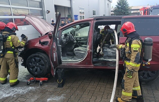 Zapalił się samochód hybrydowy. W akcji 9 strażaków