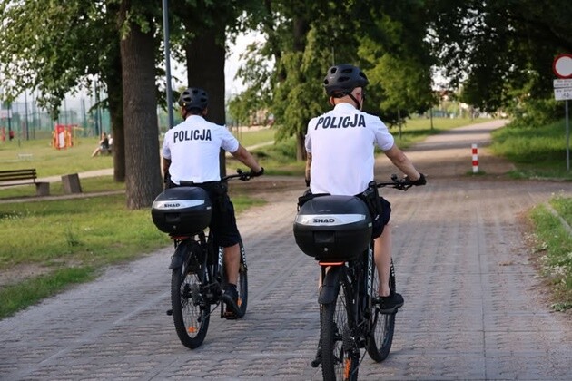 Nowy sprzęt dla policji. Funkcjonariusze patrolują miasto na rowerach elektrycznych