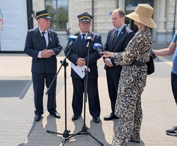 Pracownicy PKP Cargo w niepewności. Poseł Andruszkiewicz domaga się wyjaśnień