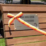 Nowa ławka na skwerze im. Adamowicza. Prezydent odsłonił tabliczkę