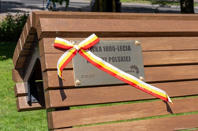Nowa ławka na skwerze im. Adamowicza. Prezydent odsłonił tabliczkę