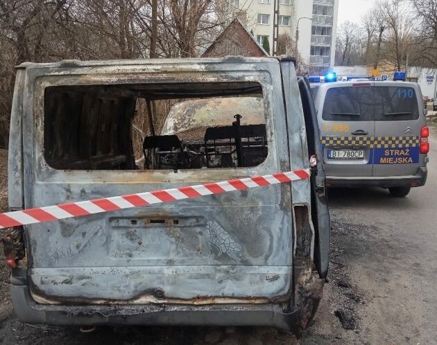 Zajmują parkingi, szpecą osiedla. Straż Miejska rozpoczęła akcję usuwania wraków