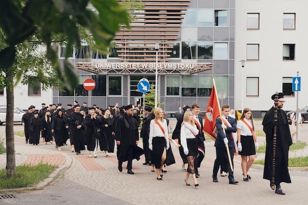 11 doktorów habilitowanych oraz 39 doktorów odebrało dyplomy