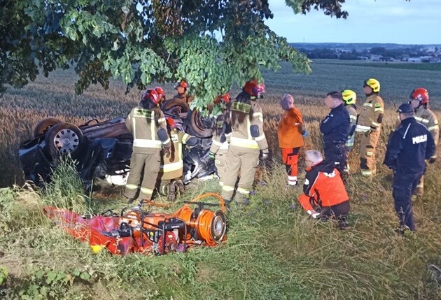 Śmiertelne dachowanie w Szczuczynie. Nie żyje młody mężczyzna