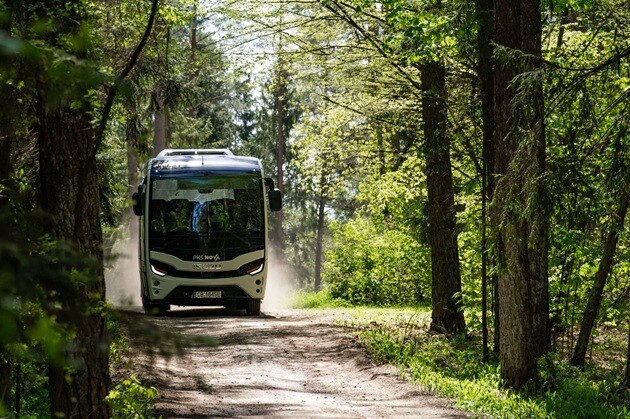 Uczniowie jeżdżą bez ograniczeń, dzieci z rodzicami za darmo. Oferta PKS na lato