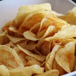 Z półek znikają popularne chipsy. GIS ostrzega przed zagrożeniem