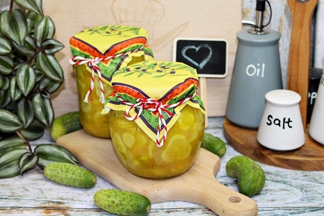 Sałatka z ogórków z curry i musztardą. Przepis, który warto znać