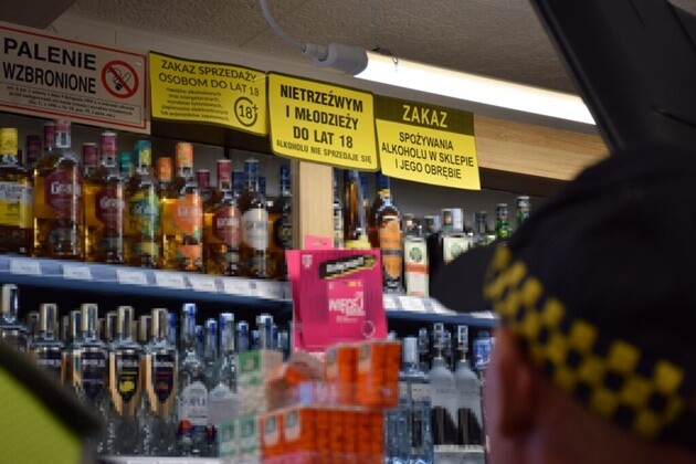 Alkohol nie dla nieletnich. Straż Miejska kontroluje punkty sprzedaży