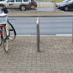 Nowy plac zabaw cieszy mieszkańców. Brakuje jednak stojaków na rowery