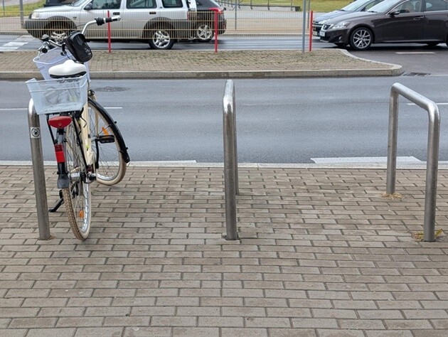 Nowy plac zabaw cieszy mieszkańców. Brakuje jednak stojaków na rowery