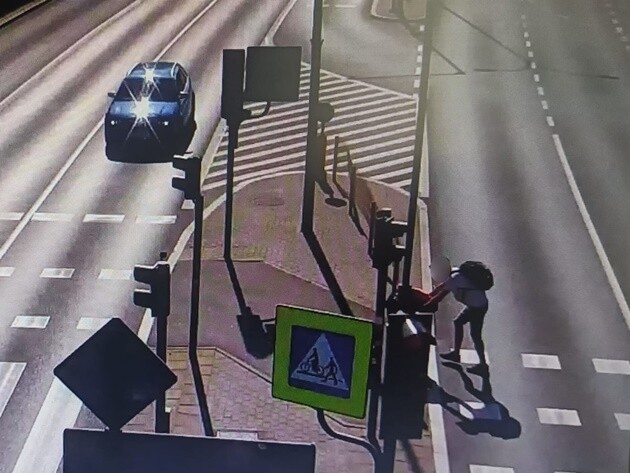 „Kulturalny złodziej” okradł restaurację. Po wszystkim odstawił kosz na miejsce
