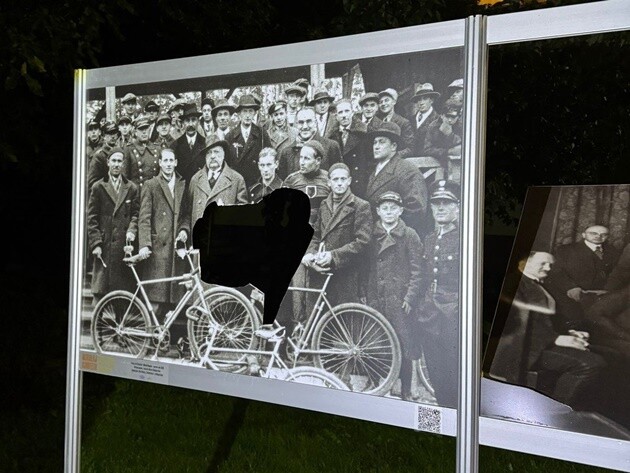 Pijani nastolatkowie zniszczyli wystawę fotograficzną „założycieli Jagiellonii”