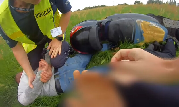 4 km pościgu przez pola. Motorowerzysta miał 2 promile [WIDEO]