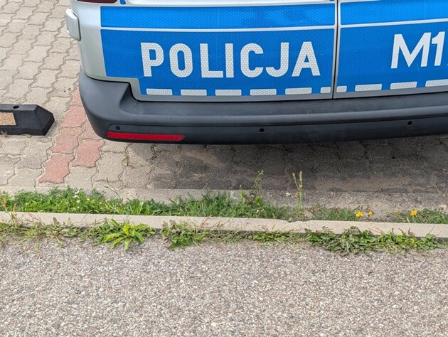 Mężczyzna na dachu bloku na Nowym Mieście. Strażacy przygotowali skokochron