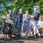 Nowa atrakcja w Wasilkowie. Zobacz, kto "usiadł" na ławeczce z motocyklem