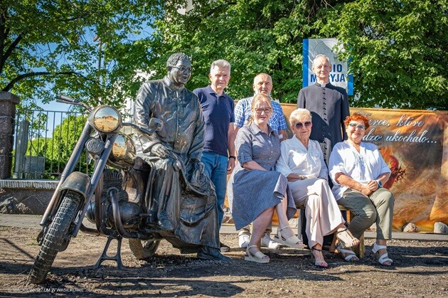 Nowa atrakcja w Wasilkowie. Zobacz, kto "usiadł" na ławeczce z motocyklem