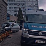 Wjechał w ścianę III LO w Białymstoku. Pasażerka w szpitalu