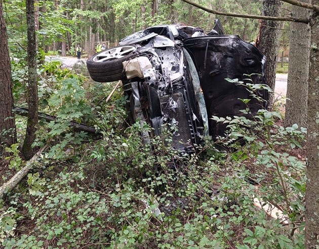 Auto uderzyło w drzewo. 43-letni pasażer zginął na miejscu