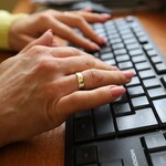 Manipulacja i fałszywy e-mail. Małżeństwo straciło ponad 120 tys. zł