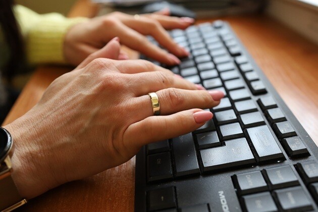 Manipulacja i fałszywy e-mail. Małżeństwo straciło ponad 120 tys. zł