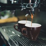 Rekordowe podwyżki kawy. Coraz coraz bardziej uderzają w portfele konsumentów