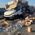 Wypadek na S61. Zginęło bydło. Do tego wysypały się papierosy