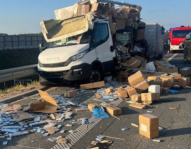 Wypadek na S61. Zginęło bydło. Do tego wysypały się papierosy