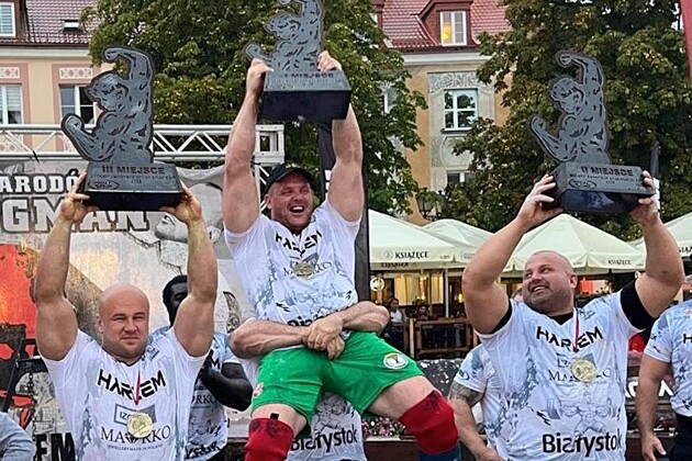 Deszczowa pogoda nie przeszkodziła. Siłacze opanowali Rynek Kościuszki