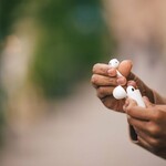 ANC w mieście. Jak działa aktywna redukcja szumów w słuchawkach dokanałowych?