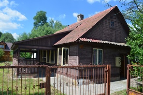 Drewniany dom w Rybołach. Cena - 79 000 zł. 