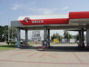 Sprzedawca na stacji paliw ORLEN w Porosłach