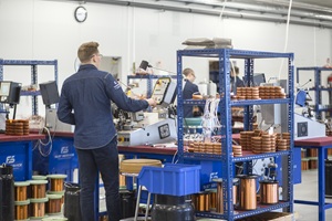 Praca przy produkcji transformatorów i elementów indukcyjnych