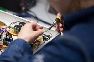 Praca przy montażu transformatorów i elementów indukcyjnych